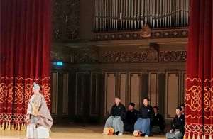 Reprezentaţia Teatrului Noh - cea mai veche formă de teatru cu măşti încă jucată în forma sa originală, cu o vechime de peste 650 de ani - şi expoziţia „Artele spectacolului japonez” - Xilogravuri din secolele XVII-XX din Colecţia George Şerban au fost organizate cu sprijinul Ambasadei Japoniei în România şi în parteneriat cu Muzeul Naţional Brukenthal.